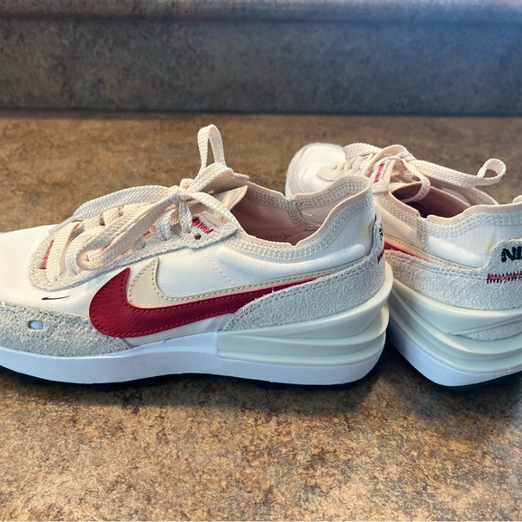 Women’s Nike’s size 8 - Picture 3 of 4